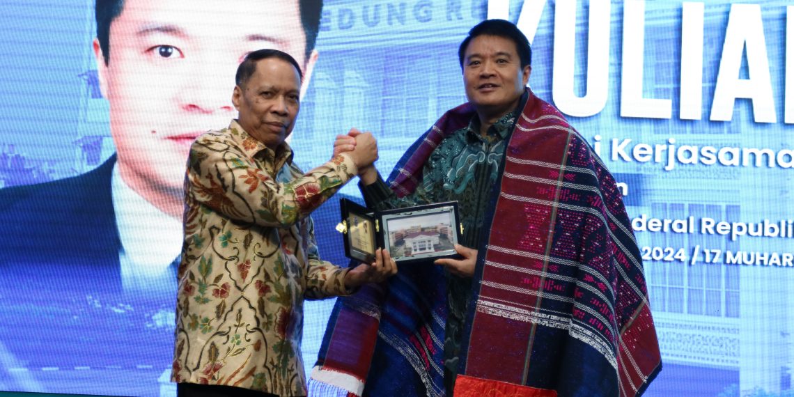 The Consul General of China In Medan Delivered a Lecture at UMSU