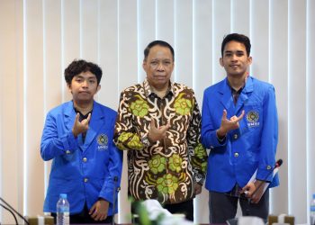 UMSU Rector Sends Off Two IISMA 2024 Students to Thailand and Czech Republic