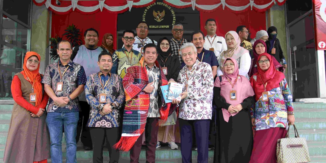 The UMSU delegation visited the Embassy of the Republic of Indonesia in Kuala Lumpur and met with the Education and Culture Attaché, Prof. Dr. Muhammad Firdaus, SP, M.Si.